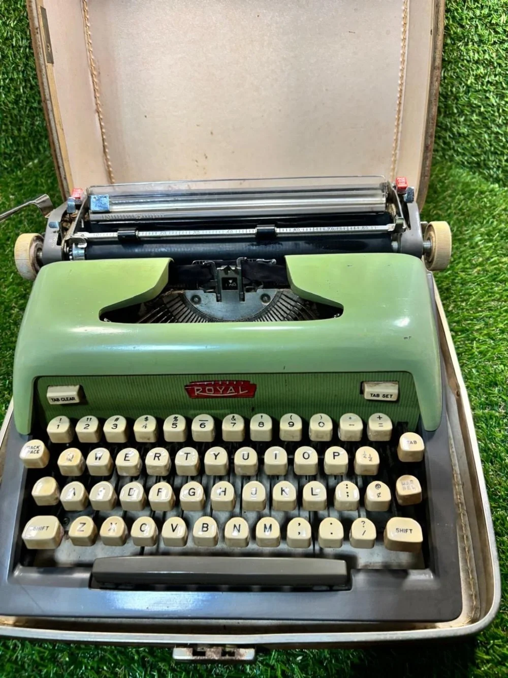 Vintage Royal Safari Portable Manual Typewriter Green with Case